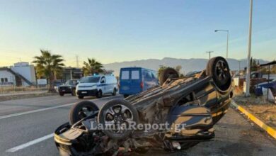 Λαμία:-Αυτοκίνητο-τράκαρε-με-αγροτικό-και-αναποδογύρισε-–-Ένας-τραυματίας