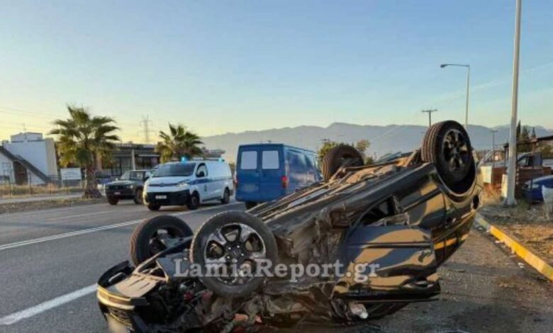 Λαμία:-Αυτοκίνητο-τράκαρε-με-αγροτικό-και-αναποδογύρισε-–-Ένας-τραυματίας