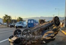 Λαμία:-Αυτοκίνητο-τράκαρε-με-αγροτικό-και-αναποδογύρισε-–-Ένας-τραυματίας