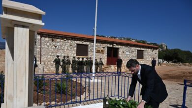 Νίκος-Ανδρουλάκης:-Κατέθεσε-στεφάνι-στο-μνημείο-της-«Κυράς-της-Ρω»-–-«Να-παραμείνουν-τα-νησιά-μας-ζωντανά-χειμώνα-και-καλοκαίρι»
