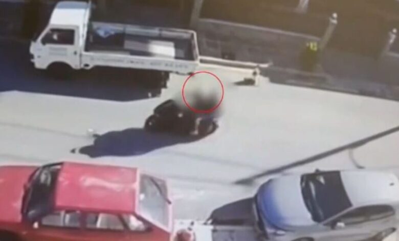 Ελευσίνα:-Ο-22χρονος-δράστης-της-επίθεσης-στον-32χρονο-μήνυσε-το-θύμα-–-Οι-ισχυρισμοί-για-«αντίποινα»-και-τα-βίντεο-από-το-αιματηρό-επεισόδιο