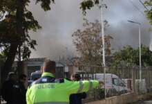 Αιγάλεω:-Συνεχίζεται-η-μάχη-με-τις-φλόγες-σε-δύο-βιοτεχνίες-υφασμάτων-–-Απομάκρυνση-κατοίκων-σε-ακτίνα-400-μέτρων