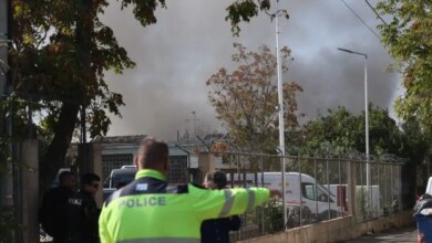 Αιγάλεω:-Συνεχίζεται-η-μάχη-με-τις-φλόγες-σε-δύο-βιοτεχνίες-υφασμάτων-–-Απομάκρυνση-κατοίκων-σε-ακτίνα-400-μέτρων