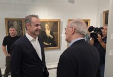 Ο-Κυριάκος-Μητσοτάκης-στα-Χανιά:-Οι-χαιρετούρες,-οι-selfies-και-η-ομιλία-για-τον-Μίνωα-Ζομπανάκη