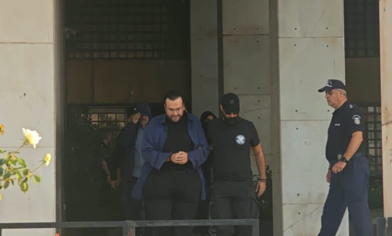 Φίλιππος-Καμπούρης:-Στον-ανακριτή-μαζί-με-τη-σύζυγό-του-για-την-απάτη-κατά-του-ΕΦΚΑ-–-Κατηγορούνται-για-πέντε-κακουργήματα-και-ένα-πλημμέλημα