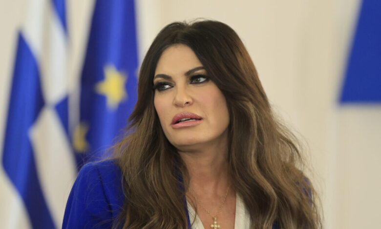 Κίμπερλι-Γκιλφόιλ:-Ο-Τραμπ-και-ο-Ρούμπιο-εξετάζουν-το-ενδεχόμενο-απόλυσής-της-σύμφωνα-με-πηγή-του-associated-press