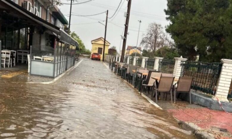 Κακοκαιρία-στον-Βόλο:-Προβλήματα-από-την-ισχυρή-μπόρα-–-Δρόμοι-μετατράπηκαν-σε-ποτάμια