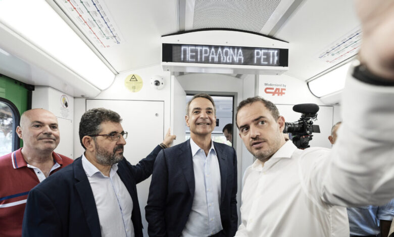 Ο-Μητσοτάκης-σε-δρομολόγιο-με-τον-πρώτο-ανακατασκευασμένο-συρμό-του-Ηλεκτρικού:-«Παραλαμβάνουμε-14-μέσα-στον-επόμενο-χρόνο»»