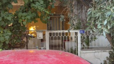 Μενίδι:-Συνελήφθη-ο-62χρονος-γιος-της-89χρονης-που-βρέθηκε-νεκρή-–-Οι-αντιφάσεις-και-το-σενάριο-με-τους-δύο-εισβολείς