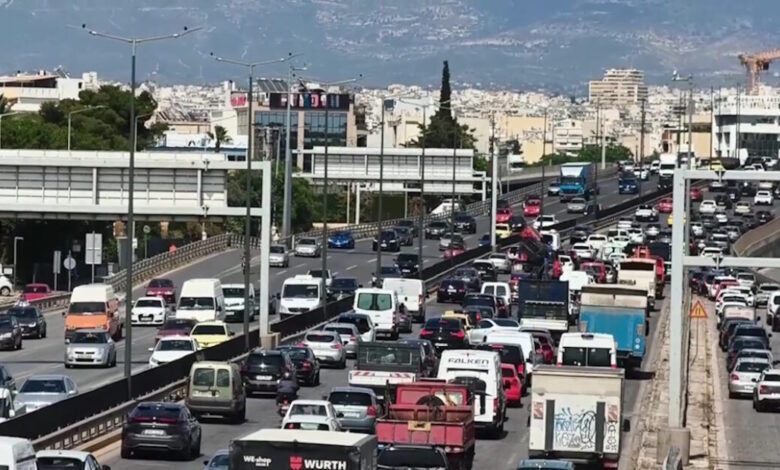 Κίνηση-στους-δρόμους:-Ουρές-12-χλμ-στον-Κηφισό-από-τροχαίο-στην-κάθοδο-–-Στο-«κόκκινο»-Αττική-Οδός-και-Κηφισίας