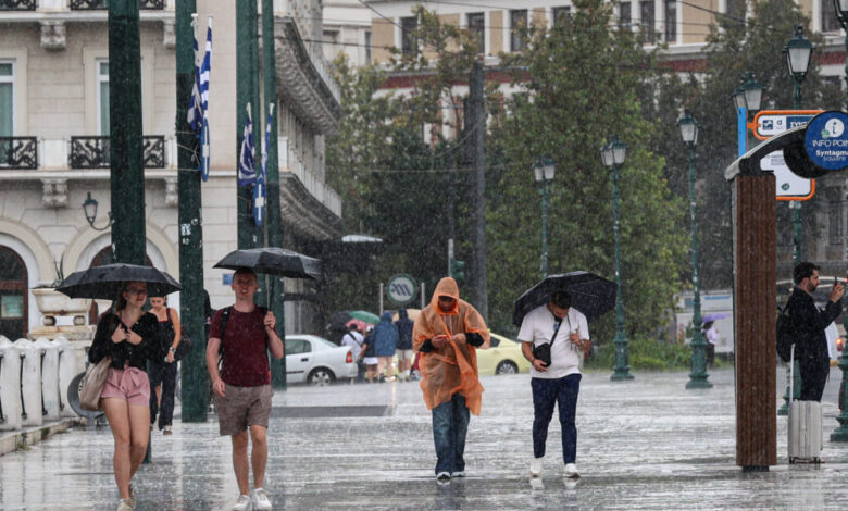 Καιρός:-«Σαρώνει»-την-Αττική-η-κακοκαιρία-–-Ποτάμια-οι-δρόμοι-της-Αθήνας,-πού-θα-«χτυπήσουν»-τα-φαινόμενα-τις-επόμενες-ώρες