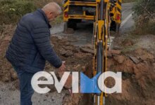 Κακοκαιρία-στην-Εύβοια:-«Γκρεμίστηκε»-δρόμος-στα-Ψαχνά-και-διακόπηκε-η-κυκλοφορία-και-στα-δύο-ρεύματα