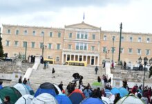 Σύνταγμα:-Φοιτητές-«κατασκήνωσαν»-μέσα-στη-βροχή-για-τα-πανάκριβα-ενοίκια-–-«600-ευρώ-για-ένα-στούντιο»