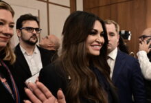 Μια-γυναίκα-φεύγει-–-Η-Κίμπερλι-Γκιλφόιλ-και-οι-πρέσβεις-που-«έπεσαν»-πριν-από-εκείνη