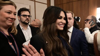 Μια-γυναίκα-φεύγει-–-Η-Κίμπερλι-Γκιλφόιλ-και-οι-πρέσβεις-που-«έπεσαν»-πριν-από-εκείνη