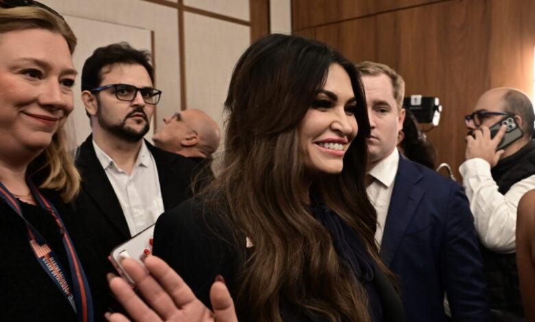 Μια-γυναίκα-φεύγει-–-Η-Κίμπερλι-Γκιλφόιλ-και-οι-πρέσβεις-που-«έπεσαν»-πριν-από-εκείνη 
