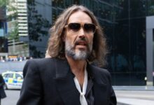 Ράσελ-Μπραντ:-Άρχισε-η-δίκη-για-τη-σεξουαλική-κακοποίηση-έξι-γυναικών-–-Αδίστακτο-και-χειριστικό-τον-χαρακτήρισε-η-εισαγγελέας
