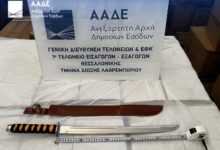 Μπλόκο-της-ΑΑΔΕ-σε-παράνομο-εμπόριο-όπλων-–-Κατασχέθηκαν-1.900-στιλέτα,-476-μαχαίρια-και-595-σπαθιά-που-ήταν-κρυμμένα-σε-κιβώτιο