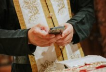 Υπόθεση-«revenge-porn»-στη-Λαμία:-Απαλλαγή-των-καθηκόντων-του-68χρονου-ιερέα-που-συνελήφθη