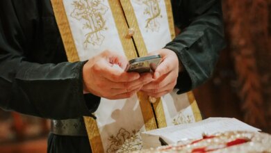 Υπόθεση-«revenge-porn»-στη-Λαμία:-Απαλλαγή-των-καθηκόντων-του-68χρονου-ιερέα-που-συνελήφθη