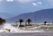 Καιρός-σήμερα:-Βελτιωμένο-το-σκηνικό-την-Πέμπτη-–-Βροχές-και-άνεμοι-μέχρι-8-μποφόρ