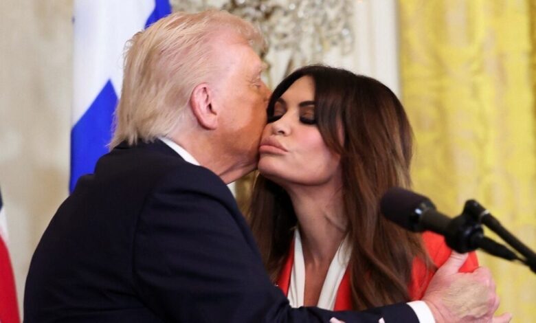 Τρέμε-Τραμπ-–-«the-devil-wears-maga»,-το-ημερολόγιο-της-Κίμπερλι-Γκιλφόιλ-και-ο-φόβος-αποκαλύψεων