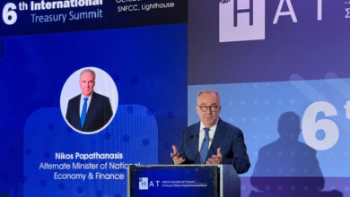 Παπαθανάσης:-Ανάπτυξη-2%-φέτος-και-2,3%-το-2027-–-Το-δημόσιο-χρέος-στο-120%-το-2029