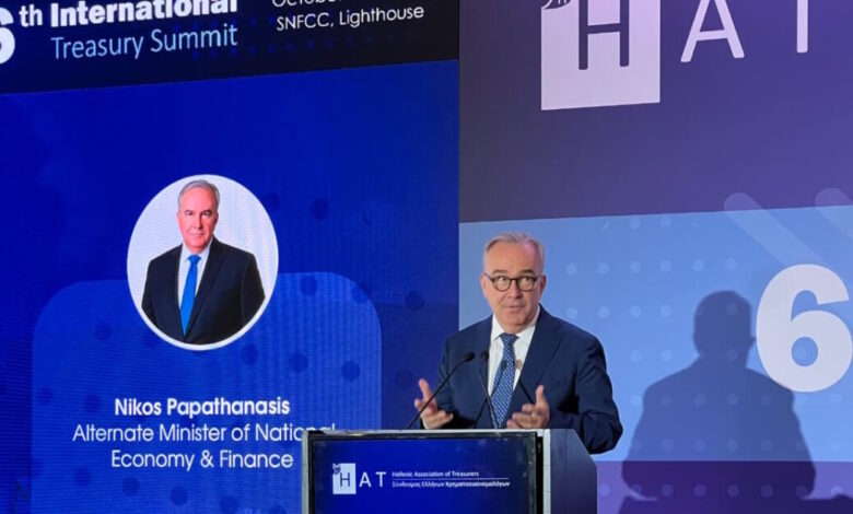 Παπαθανάσης:-Ανάπτυξη-2%-φέτος-και-2,3%-το-2027-–-Το-δημόσιο-χρέος-στο-120%-το-2029