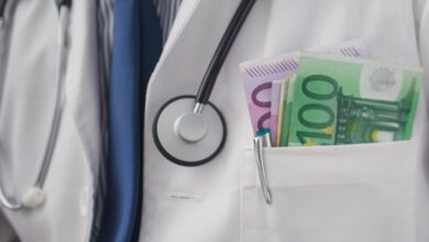 Άρτα:-Προσήχθη-γιατρός-που-ζήτησε-«φακελάκι»-από-ηλικιωμένη-–-«Κανείς-δεν-μπορεί-να-εκβιάζει-τους-ασθενείς»-λέει-ο-Γιαννάκος