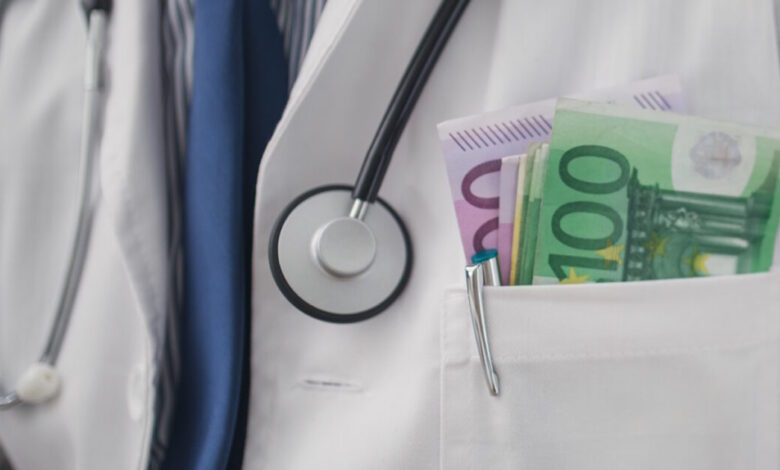 Άρτα:-Προσήχθη-γιατρός-που-ζήτησε-«φακελάκι»-από-ηλικιωμένη-–-«Κανείς-δεν-μπορεί-να-εκβιάζει-τους-ασθενείς»-λέει-ο-Γιαννάκος