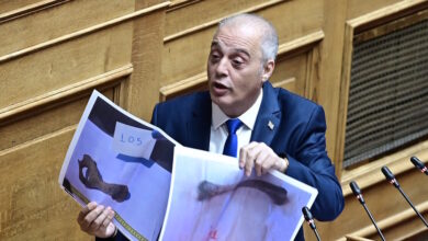 Ο-Βελόπουλος-«ανέβασε»-νέες-φωτογραφίες-με-ανθρώπινα-οστά-από-τα-Τέμπη-και-τις-απέσυρε-μετά-την-οργή-συγγενών-–-Η-κόντρα-με-Φλωρίδη-στη-Βουλή