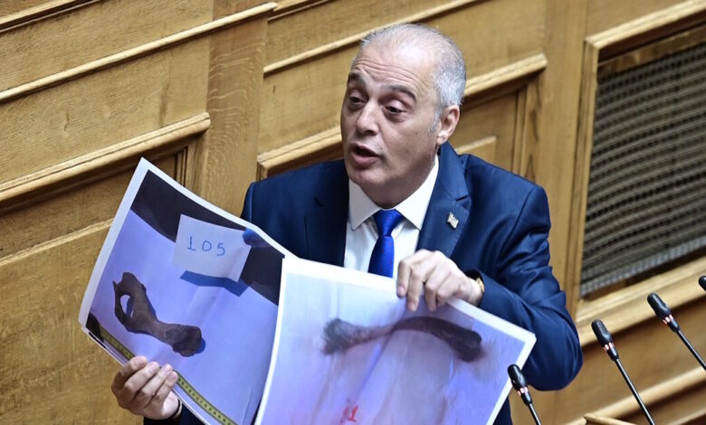 Ο-Βελόπουλος-«ανέβασε»-νέες-φωτογραφίες-με-ανθρώπινα-οστά-από-τα-Τέμπη-και-τις-απέσυρε-μετά-την-οργή-συγγενών-–-Η-κόντρα-με-Φλωρίδη-στη-Βουλή
