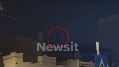 Αναστάτωση-στα-Σεπόλια:-Άνδρας-ανέβηκε-στην-ταράτσα-και-πετάει-κεραμίδια-στον-δρόμο
