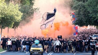 Ναζιστικά-συνθήματα-και-φέρετρο-του-Άγιαξ-στην-πορεία-των-οργανωμένων-οπαδών-της-Χάιντουκ-–-ΒΙΝΤΕΟ