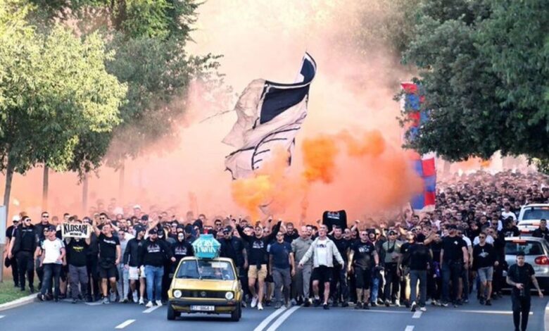 Ναζιστικά-συνθήματα-και-φέρετρο-του-Άγιαξ-στην-πορεία-των-οργανωμένων-οπαδών-της-Χάιντουκ-–-ΒΙΝΤΕΟ