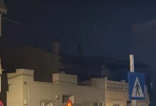 Αναστάτωση-στα-Σεπόλια:-Άνδρας-ανέβηκε-στην-ταράτσα-και-πετάει-κεραμίδια-στον-δρόμο