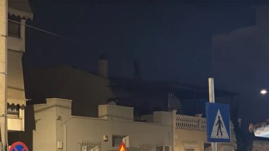 Αναστάτωση-στα-Σεπόλια:-Άνδρας-ανέβηκε-στην-ταράτσα-και-πετάει-κεραμίδια-στον-δρόμο