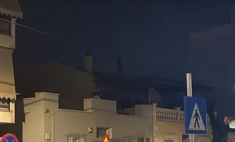 Αναστάτωση-στα-Σεπόλια:-Άνδρας-ανέβηκε-στην-ταράτσα-και-πετάει-κεραμίδια-στον-δρόμο