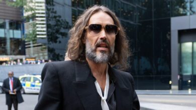 Δίκη-Ράσελ-Μπραντ:-«Συμπεριφερόταν-σαν-τέρας,-με-βίασε-σαν-να-ήμουν-ζόμπι»-–-Συγκλονίζουν-οι-μαρτυρίες-γυναικών