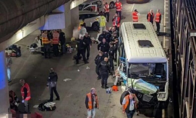 Σύγκρουση-λεωφορείου-με-εμπορευματική-αμαξοστοιχία-στη-σήραγγα-της-Μάγχης-–-19-τραυματίες