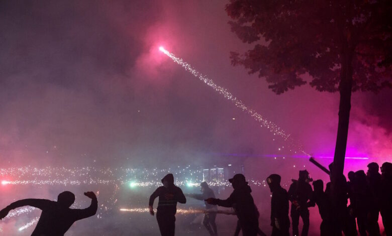 Αλβανία:-Πεδίο-μάχης-τα-Τίρανα-–-Χημικά,-πύρινα-οδοφράγματα-και-κυνηγητό-γύρω-από-το-υπουργείο-Παιδείας