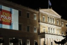 Η-Βουλή-φωταγωγείται-για-την-Παγκόσμια-Ημέρα-κατά-της-Πολιομυελίτιδας