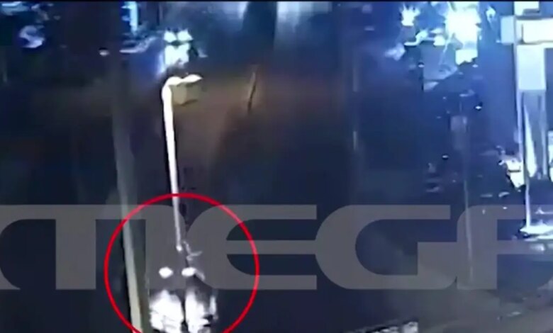 Καλλιθέα:-Καρέ-καρέ-το-τροχαίο-ατύχημα-–-Στο-νοσοκομείο-με-τραύματα-27χρονη-οδηγός-μηχανής