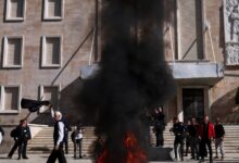 Αλβανία:-Μπαράζ-μολότοφ,-δακρυγόνων-και-πετροπόλεμος-–-Διαδηλωτές-έκαψαν-τα-καθίσματα-διαλόγου-του-Έντι-Ράμα-στα-Τίρανα