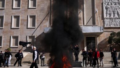 Αλβανία:-Μπαράζ-μολότοφ,-δακρυγόνων-και-πετροπόλεμος-–-Διαδηλωτές-έκαψαν-τα-καθίσματα-διαλόγου-του-Έντι-Ράμα-στα-Τίρανα