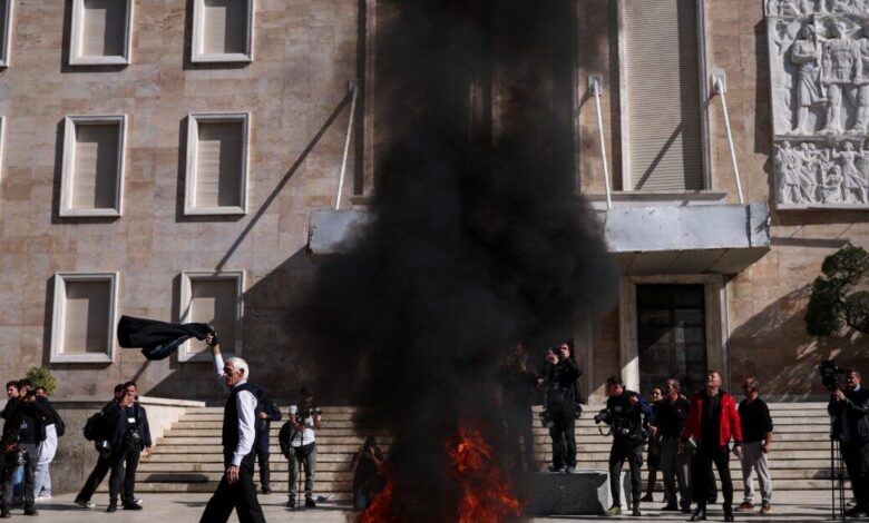 Αλβανία:-Μπαράζ-μολότοφ,-δακρυγόνων-και-πετροπόλεμος-–-Διαδηλωτές-έκαψαν-τα-καθίσματα-διαλόγου-του-Έντι-Ράμα-στα-Τίρανα