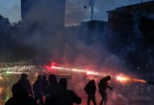 Αλβανία:-Σφοδρές-συγκρούσεις-και-οδομαχίες-στα-Τίρανα-με-9-τραυματίες-–-Ανυποχώρητοι-οι-διαδηλωτές