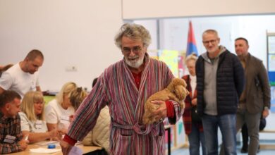 Σερβία:-Άνοιξαν-οι-κάλπες-για-τις-κρίσιμες-βουλευτικές-εκλογές-–-Ουρές-στα-εκλογικά-τμήματα