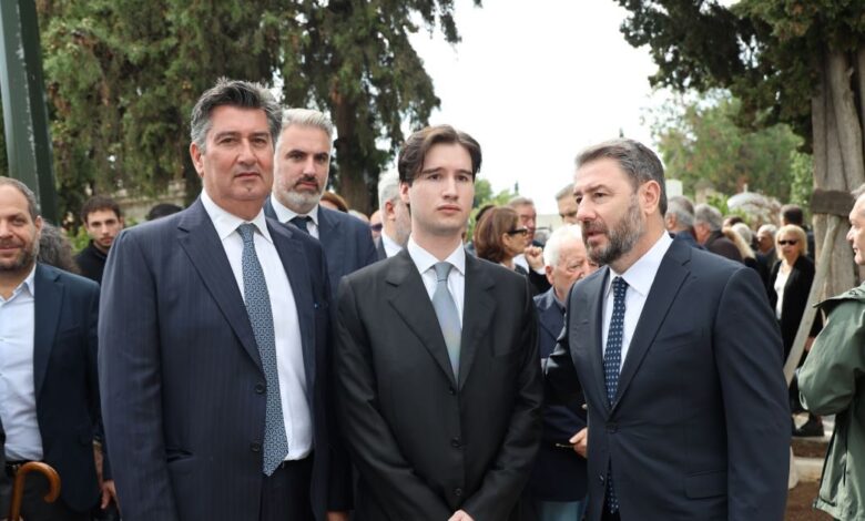 Φώφη-Γεννηματά:-Σύσσωμο-το-ΠΑΣΟΚ-στο-μνημόσυνό-της-–-«Για-εμάς-θα-είναι-πάντα-η-μητέρα-μας»-είπε-συγκινημένος-ο-γιος-της