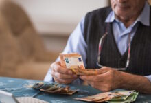 Συνταξιούχοι:-Απώλειες-69-δισ.-ευρώ-από-την-κατάργηση-της-13ης-και-14ης-σύνταξης-και-την-ΕΑΣ-την-περίοδο-2010–2026